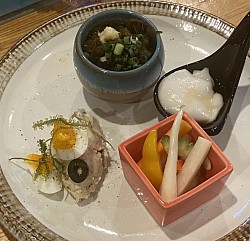 （左から時計回りに）　豚のリエット、もずく酢、じーまみー豆腐、島らっきょうとゴーヤーのピクルス
