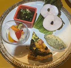 （左から時計回りに）島やさいのピクルス、もずく酢、鶏ハム、フーチバーポテトサラダ