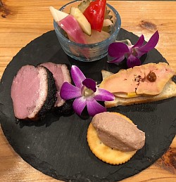 （左から時計回りに）合鴨スモーク、島野菜のピクルス、フォアグラ西京味噌漬け、鶏レバーパテ