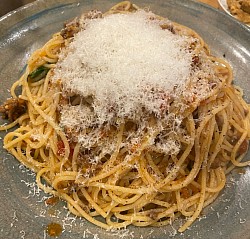 シュレッドチーズたっぷりボロネーゼパスタ