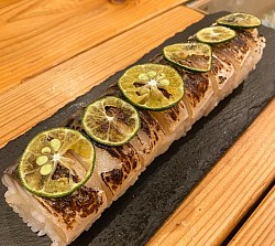 サバの棒鮨　シークワーサー添え