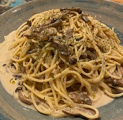 きのこのクリームパスタ